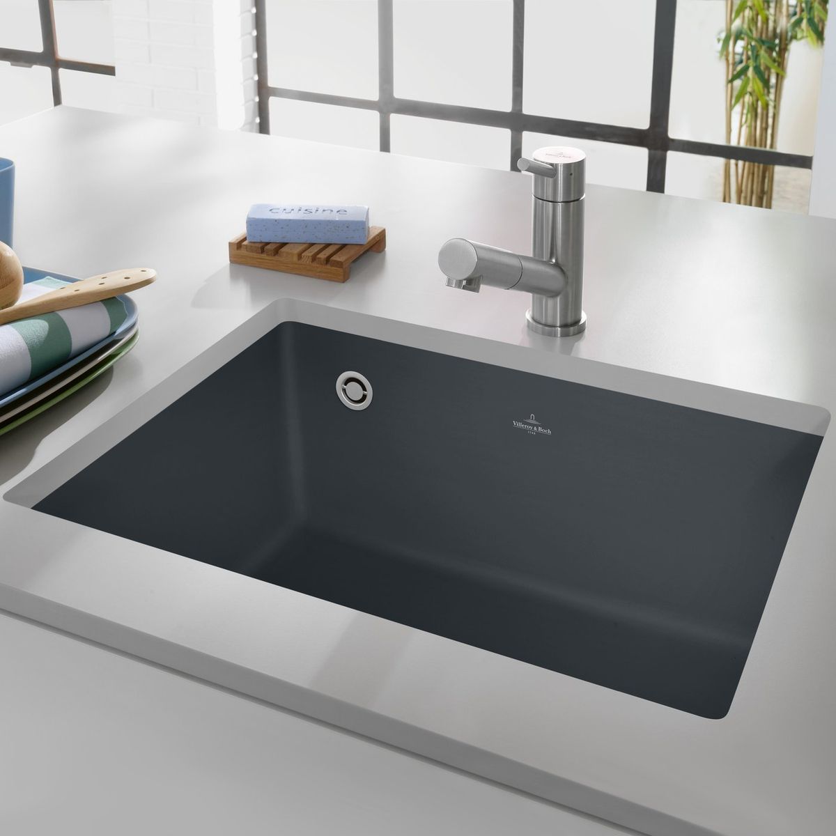 Plautuvė Villeroy & Boch SUBWAY 60 SU 545x440 mm, mont. po stalviršiu, keramikinė, Pure Black, 331001R7