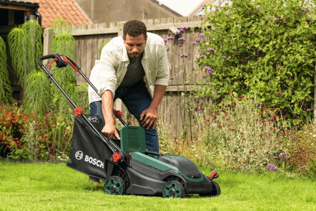 Vejapjovė Bosch Rotak 18V2-38, 2x4Ah, 06008B9M00 Vejapjovė Bosch Rotak 18V2-38, 2x4Ah, 06008B9M00