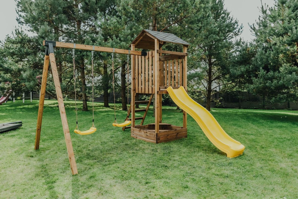 Medinė vaikų žaidimų aikštelė HATIS „Kona“ su priedais, geltona Medinė vaikų žaidimų aikštelė HATIS „Kona“ su priedais, geltona