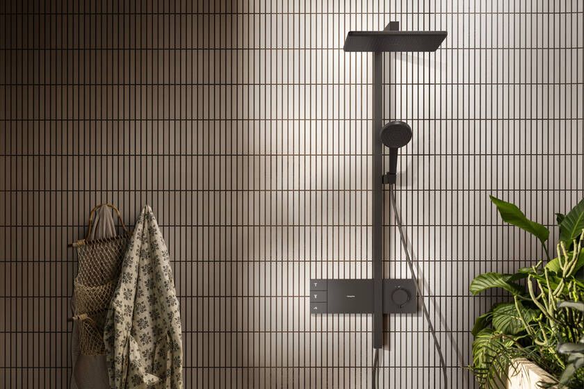 Dušo sistema HANSGROHE Raindance Alive Q su termostatu, šlifuoto juodo chromo, 24590340 Dušo sistema HANSGROHE Raindance Alive Q su termostatu, šlifuoto juodo chromo, 24590340