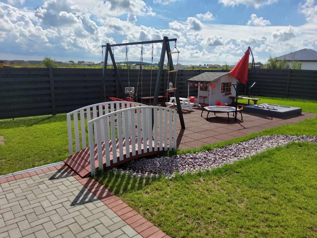 Medinis vaikų žaidimų namelis "Giliukas" Medinis vaikų žaidimų namelis "Giliukas"