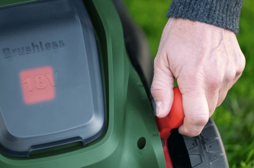 Vejapjovė Bosch Rotak 18V-32, 1x4Ah 06008B9P00 Vejapjovė Bosch Rotak 18V-32, 1x4Ah 06008B9P00