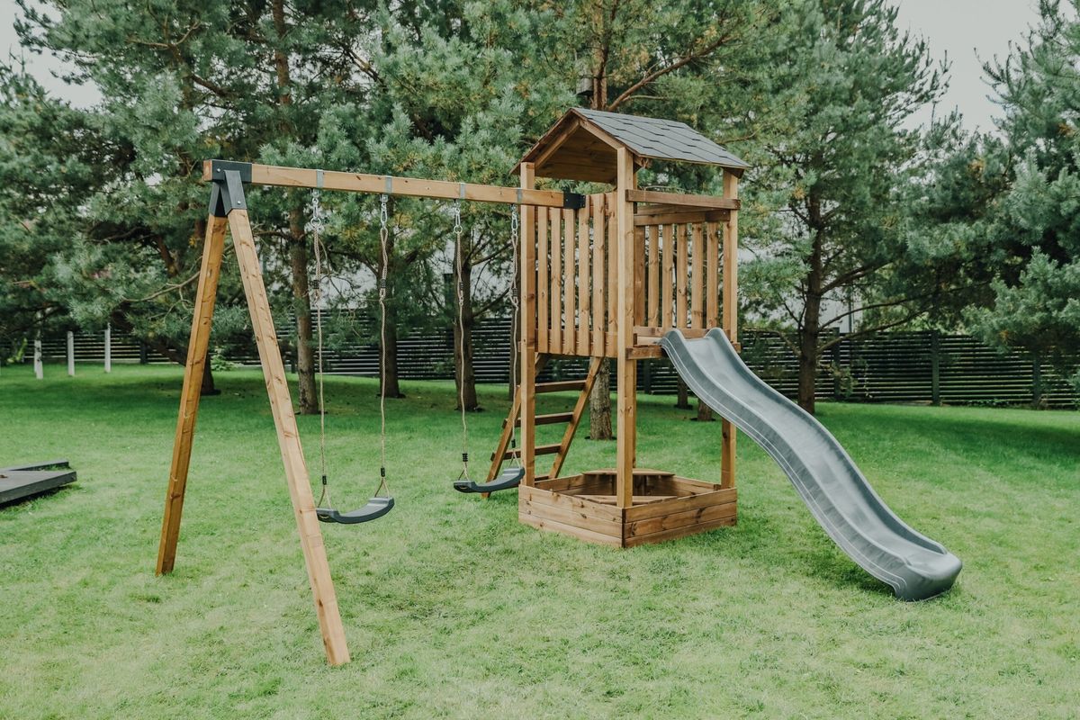 Medinė vaikų žaidimų aikštelė HATIS „Kona“ su priedais, antracito Medinė vaikų žaidimų aikštelė HATIS „Kona“ su priedais, antracito