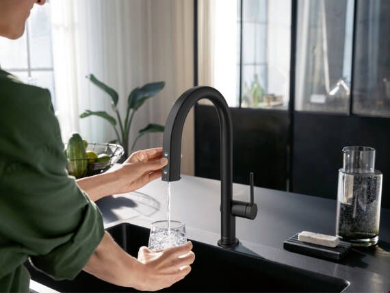 Hansgrohe maišytuvas plautuvei 240 AQITTURA M91 su ištraukiama galvute ir atšaka filtruotam ir gazuotam vandeniui, Juodas matinis, 76837670