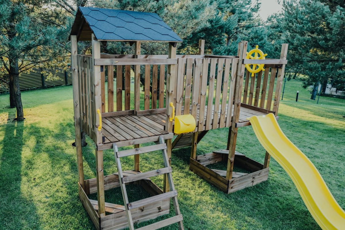 Medinė vaikų žaidimų aikštelė HATIS „Rene“