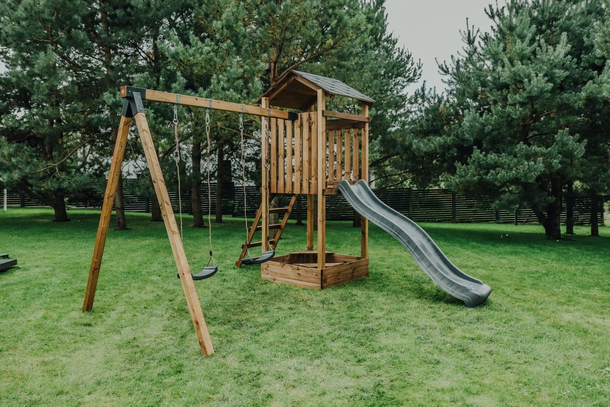 Medinė vaikų žaidimų aikštelė HATIS „Kona“ su priedais, antracito Medinė vaikų žaidimų aikštelė HATIS „Kona“ su priedais, antracito