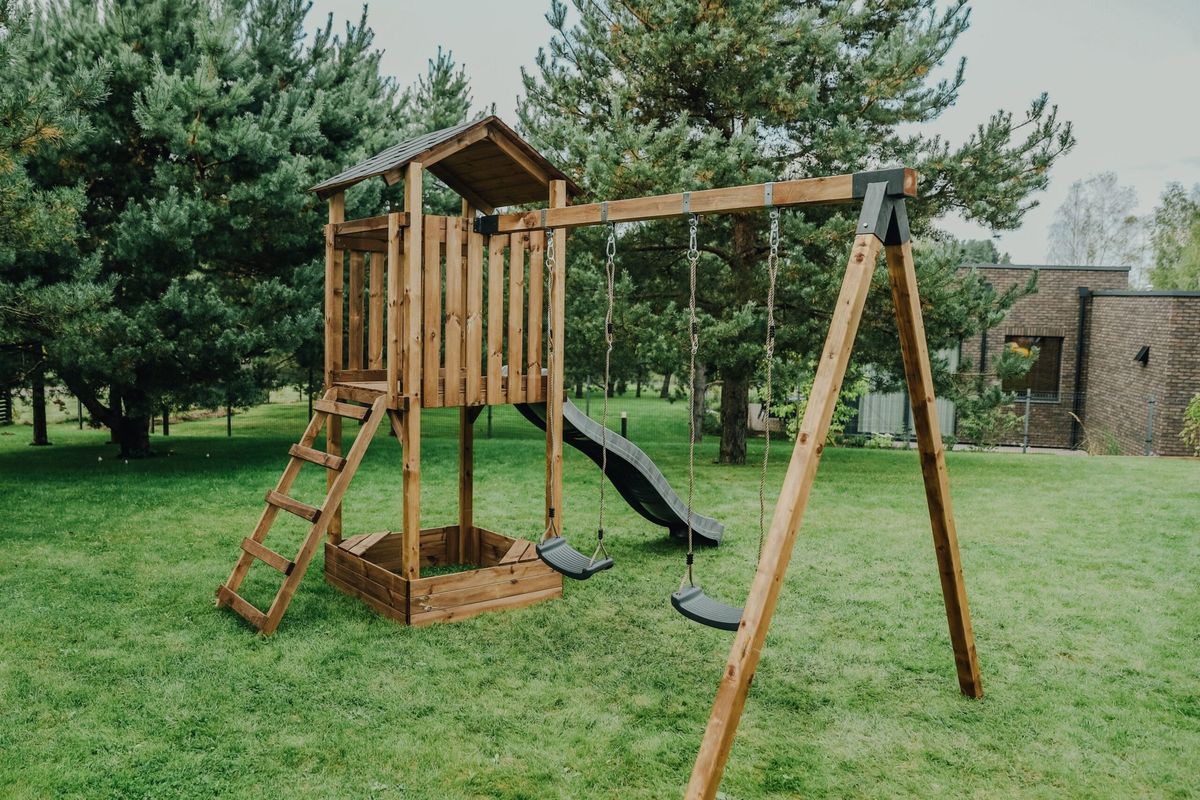 Medinė vaikų žaidimų aikštelė HATIS „Kona“ Medinė vaikų žaidimų aikštelė HATIS „Kona“