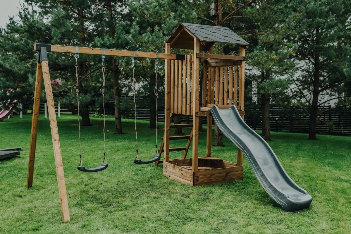 Medinė vaikų žaidimų aikštelė HATIS „Kona“ Medinė vaikų žaidimų aikštelė HATIS „Kona“