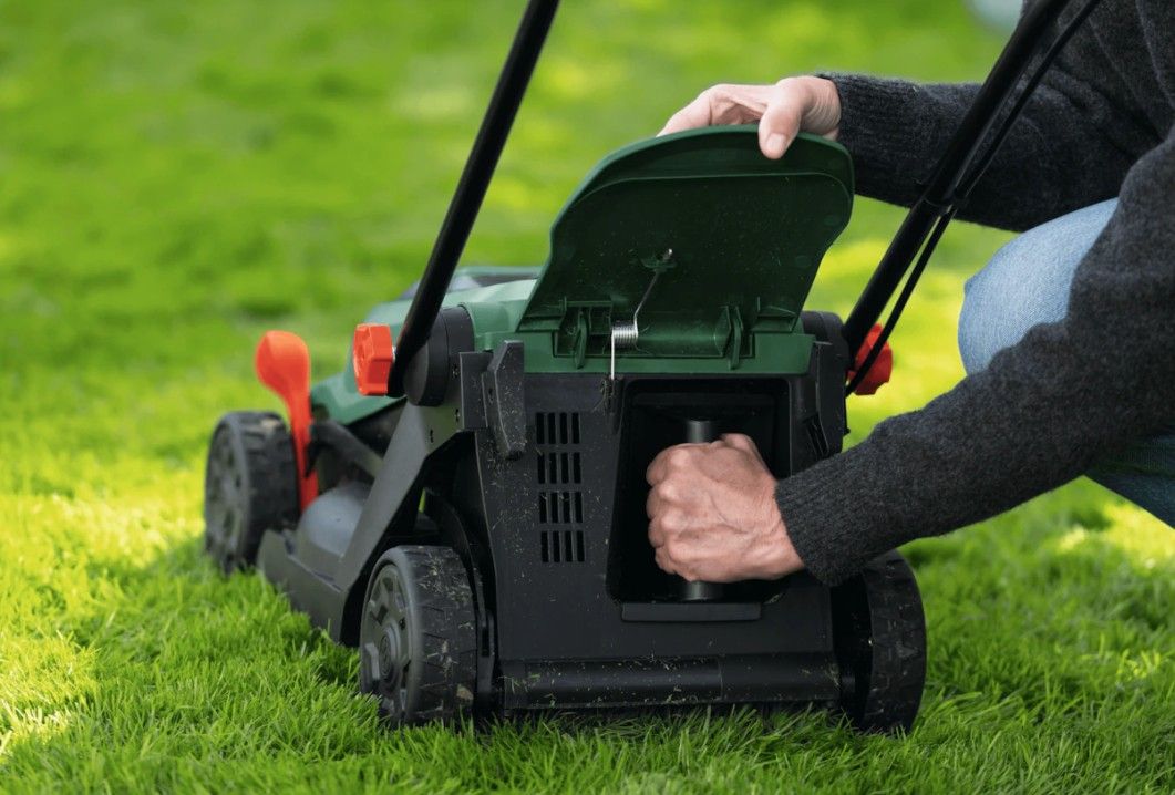 Vejapjovė Bosch Rotak 18V-32, 1x4Ah 06008B9P00 Vejapjovė Bosch Rotak 18V-32, 1x4Ah 06008B9P00