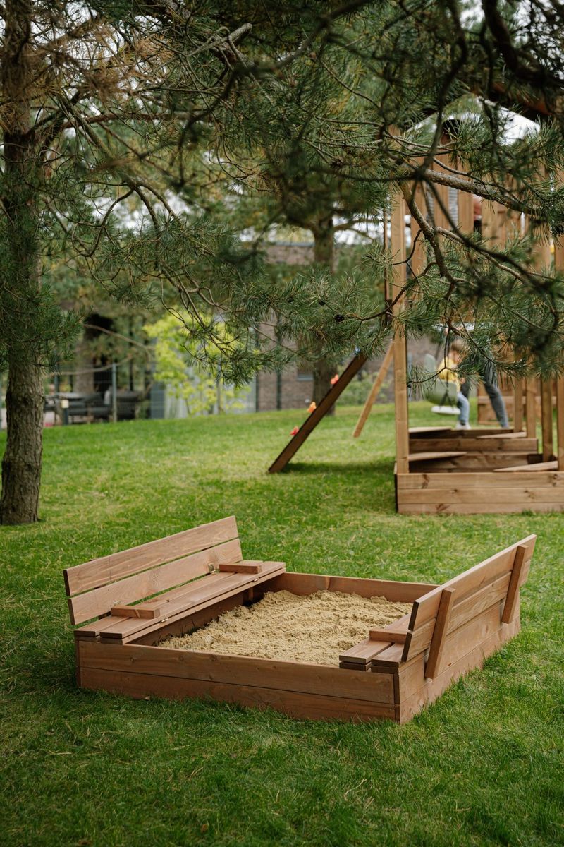 Impregnuota smėlio dėžė HATIS, 120x120 cm ir 250 kg smėlio Impregnuota smėlio dėžė HATIS, 120x120 cm ir 250 kg smėlio
