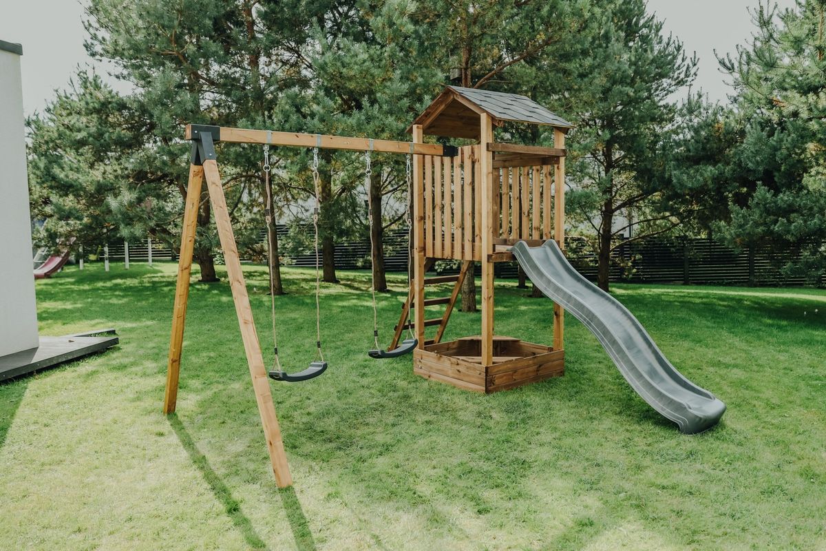 Medinė vaikų žaidimų aikštelė HATIS „Kona“ Medinė vaikų žaidimų aikštelė HATIS „Kona“