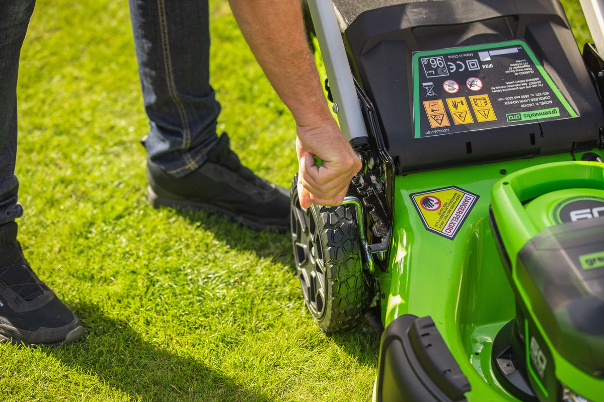 SAVAEIGĖ VEJAPJOVĖ Greenworks GD60LM46SP