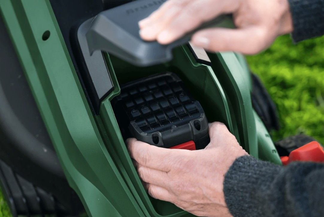 Vejapjovė Bosch Rotak 18V-32, 1x4Ah 06008B9P00 Vejapjovė Bosch Rotak 18V-32, 1x4Ah 06008B9P00