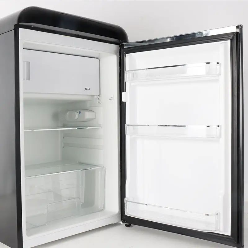 Retro stiliaus 86 cm aukščio šaldytuvas Schlosser RFR 135 VXB, juodas