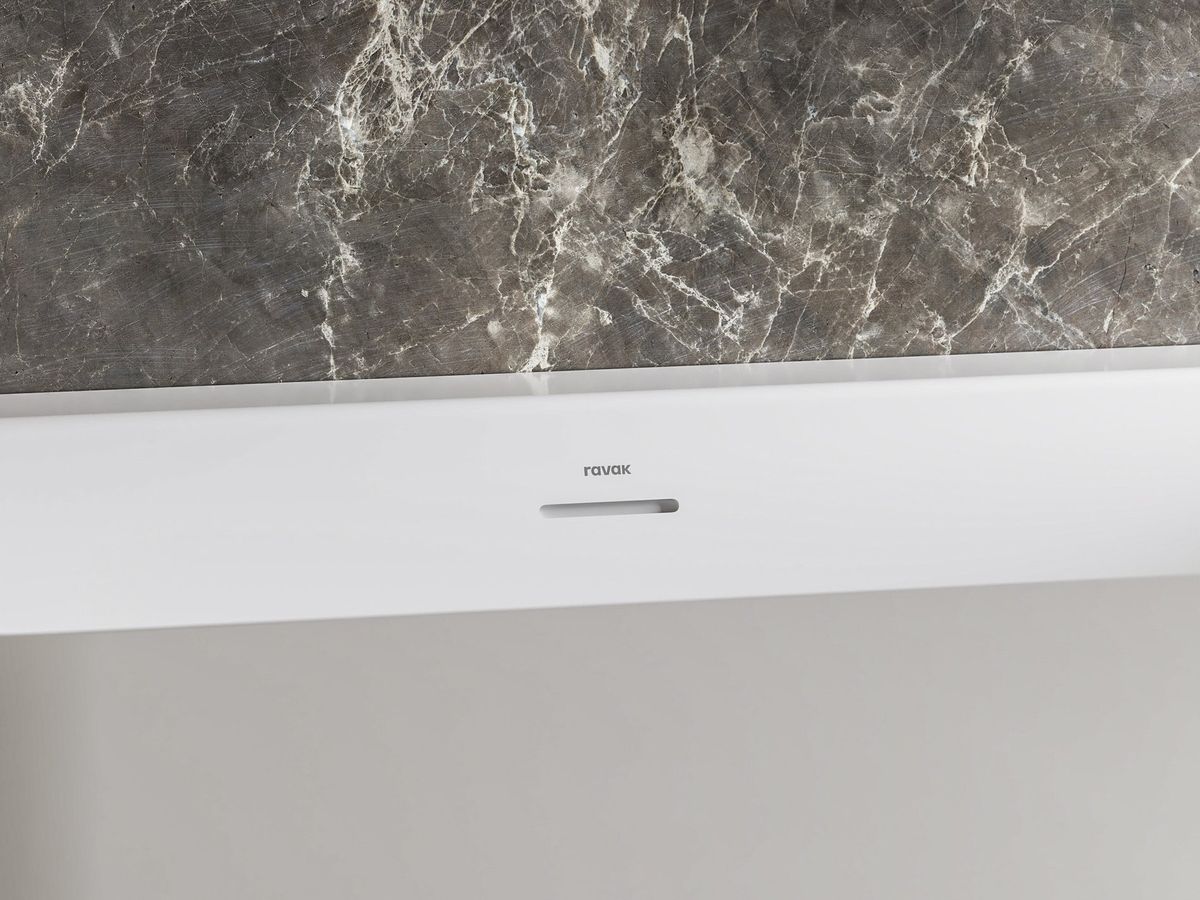 Laisvai pastatoma vonia Ravak Freedom Wall Tec 170x87, juoda/balta, sifono dangtelis juodos/baltos/chromo spalvos, CE31700000